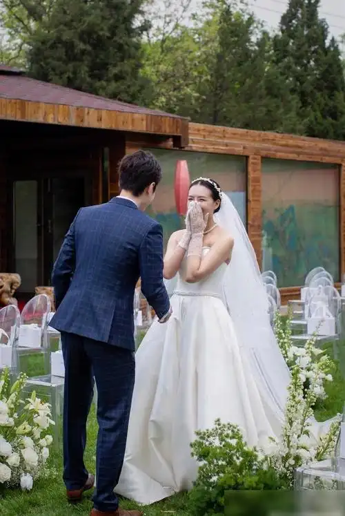 11届快女十强选手喻佳丽晒婚礼现场照片李斯丹妮在微博发文祝福