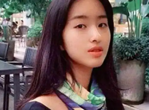 29岁杨采钰泳装照曝光前凸后翘秀火辣身材却痴恋大30岁陈金飞