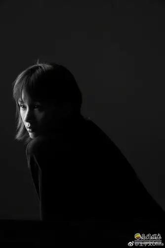 王子文晒出最新黑白写真照:留着标志性的短发,侧对着镜头,故事感十足