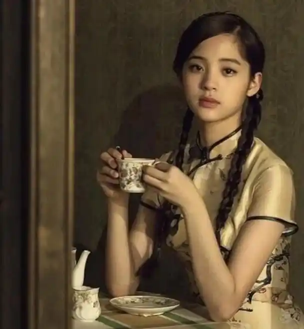 欧阳娜娜身材苗条,穿旗袍拍写真照片