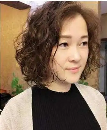 女生从头顶全烫的发型