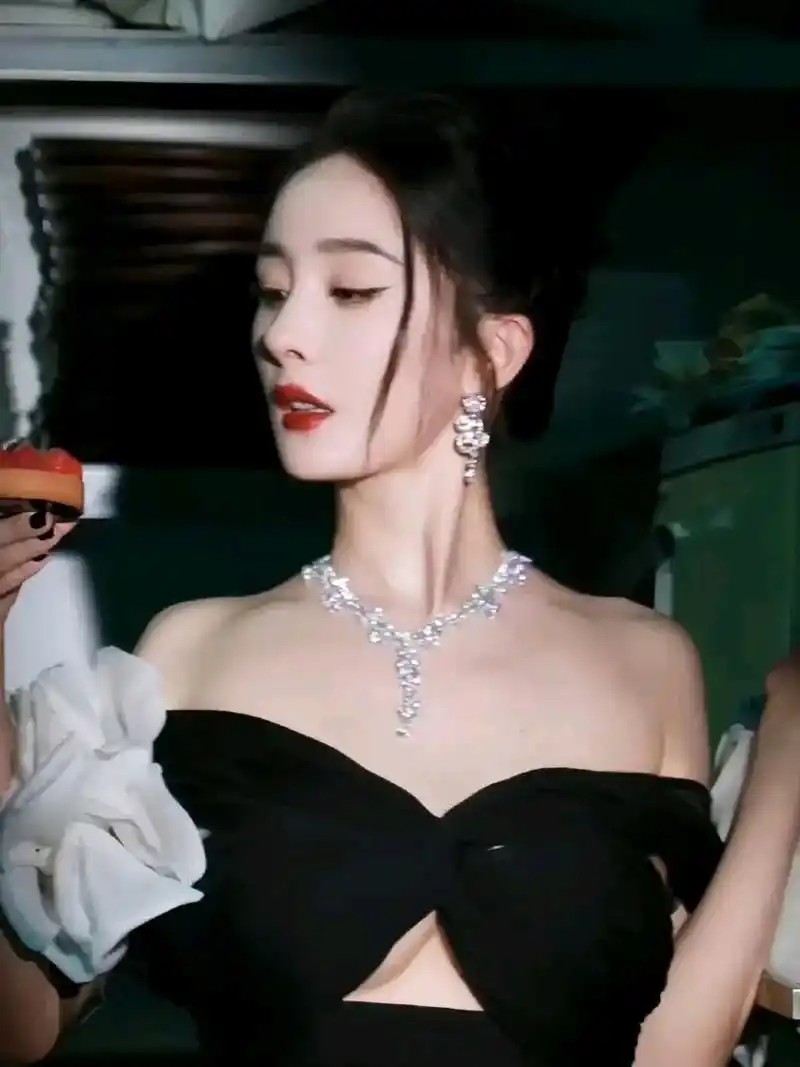 杨幂抹胸礼服,高贵冷艳,像城堡里的黑天鹅,这装扮如何?