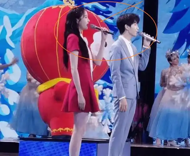 关晓彤身高172,当王俊凯晚会彩排和她同框,真实身高数据藏不住_图里