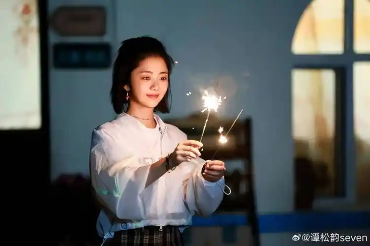 章娱哥 前段时间刷到谭松韵在综艺上问何老师有没有合适的男士 是不是