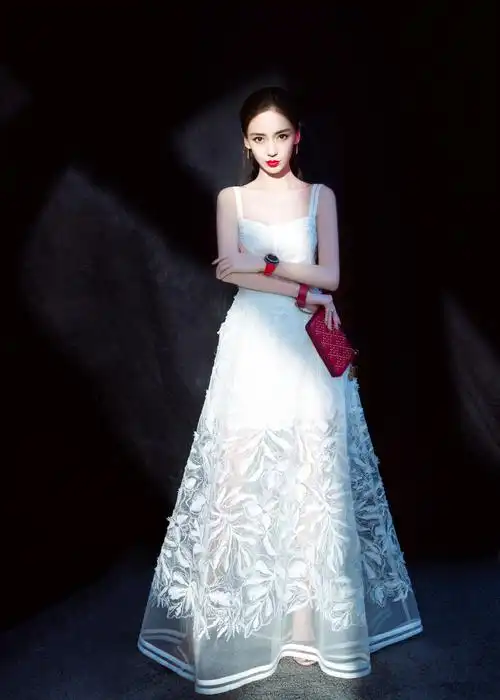 angelababy 白裙美照,红唇雪肤露锁骨大秀香肩