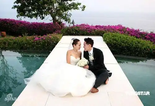 图文:关心妍巴厘岛办婚礼-新人甜蜜合影