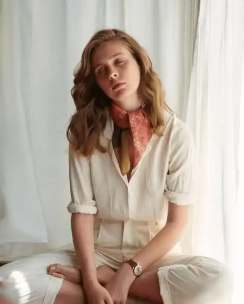 当女孩穿起白衬衫,有着相看两不厌的美好,迷人的很自在