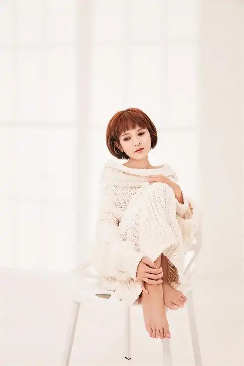 1/ 12 近日,演员肖茵曝出一组最新秋冬写真.