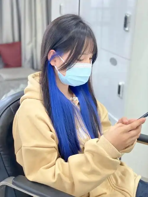 快来染这个发色日常又好看的蓝色挂耳染