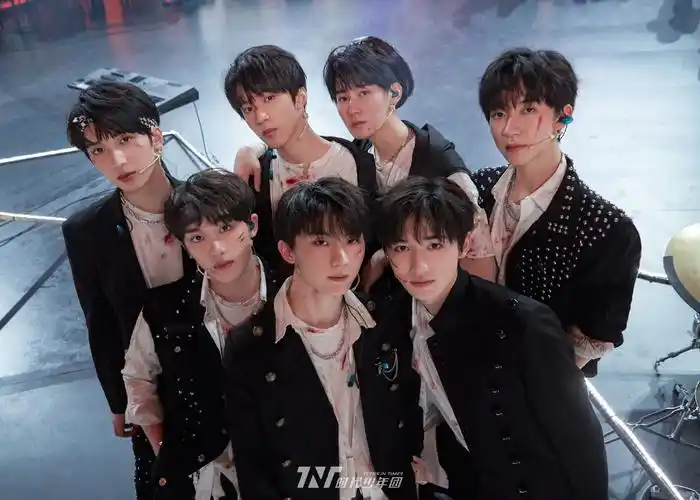 时代少年团cosmo12月刊封面预告全员帅气怼脸元气满满