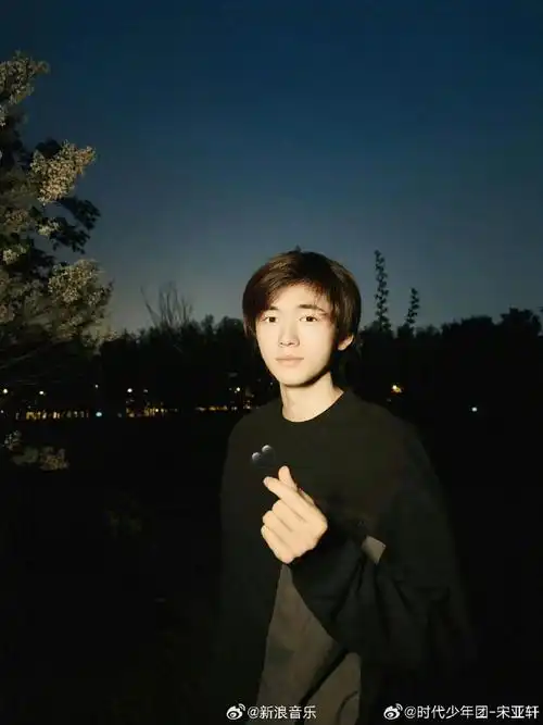 有网友偶遇@时代少年团-宋亚轩和@时代少年团-刘耀文一起逛超市,照片