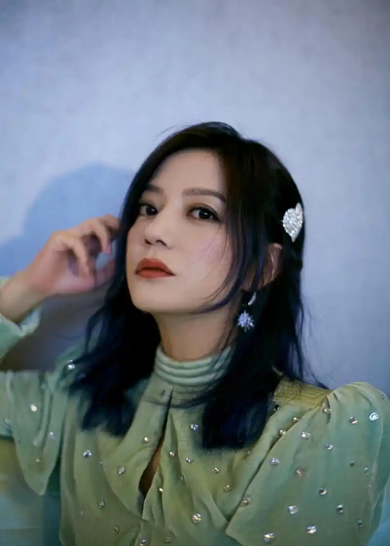 44岁赵薇化身复古名伶 穿丝绒连身裙戴水晶发夹