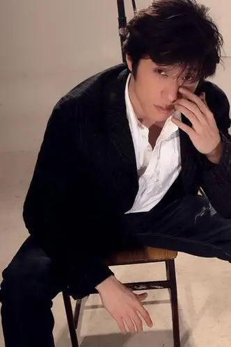 《肖邦》奏响首都剧场 新人王玮变身钢琴王子