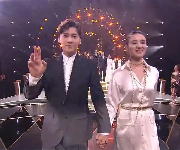 金鹰奖镜头:宋茜法令纹夸张,赵丽颖精致又性感,李易峰差点摔倒