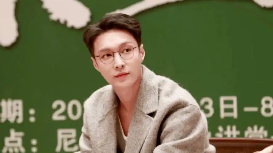 当张艺兴入职国家话剧院_中国_身份_角色