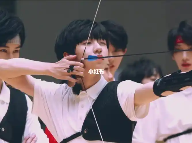 贺峻霖//贺儿射箭的每一帧都是画报!