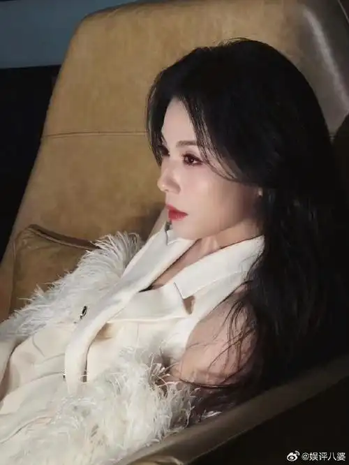 刘涛白色露肩马甲连体裤