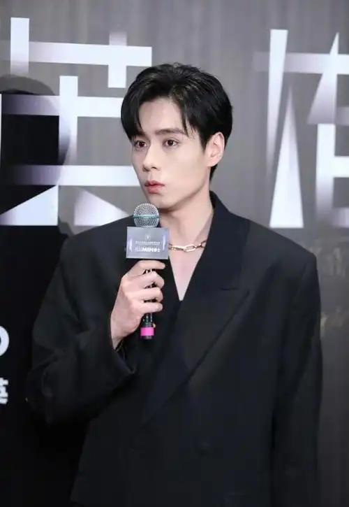 胡一天身着ellemen电影英雄之夜活动,身着黑色双排扣廓形西服套装亮相