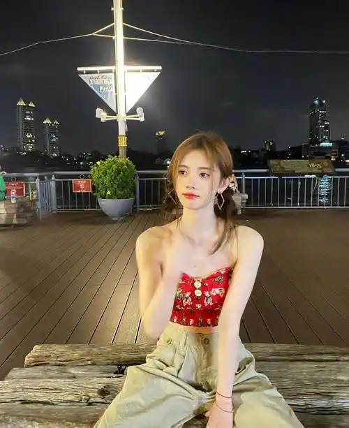 鞠婧祎晒私照,夏日清凉吊带穿搭可爱娇俏,又美又撩!