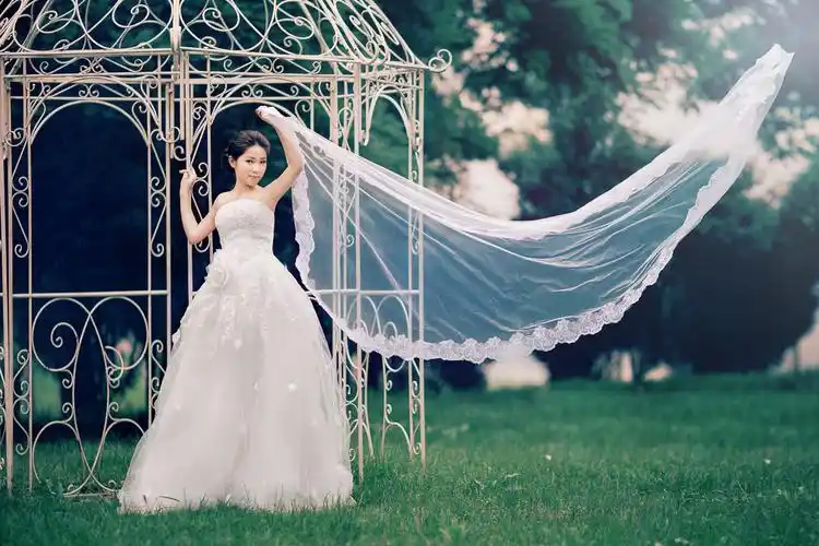 初夏清新养眼新娘婚纱写真桌面壁纸