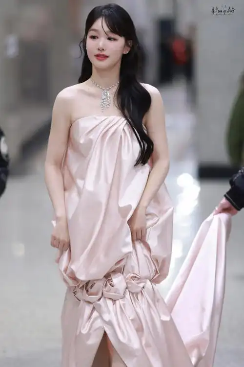徐梦洁香槟粉水母裙