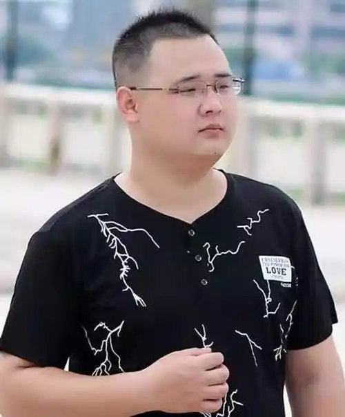 脸型大头型大,或者脸型较圆偏胖的男生,两边剪短后不仅显得利落干练