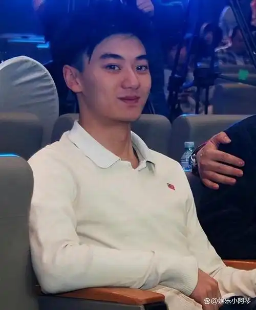 陈宝国儿子陈月末捧了12年没火凭借珠江人家被大众认识