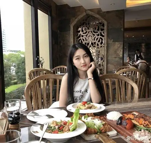 美女日常自拍旅游生活素材素颜美女生活照同个人的a