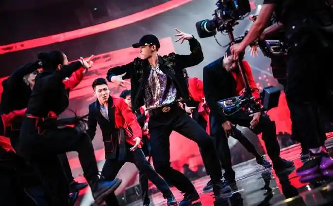 张艺兴为啥喜欢秀狂派舞,金泰炫早有暗示,换做是你们更高调