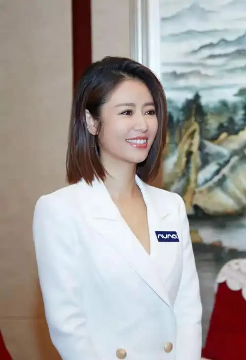 林心如出席公益活动,白色西装裙搭披肩短发,美得优雅出众