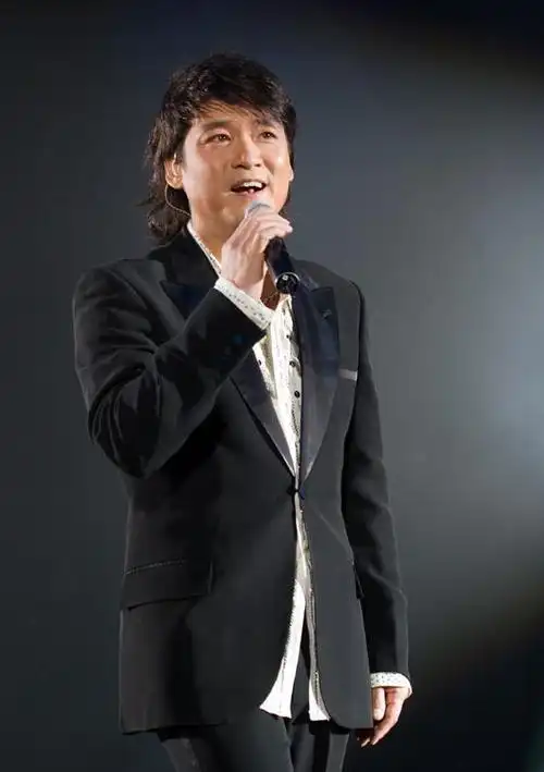 周华健被嘲夫妻像母子爆红时隐退如今他过得怎样