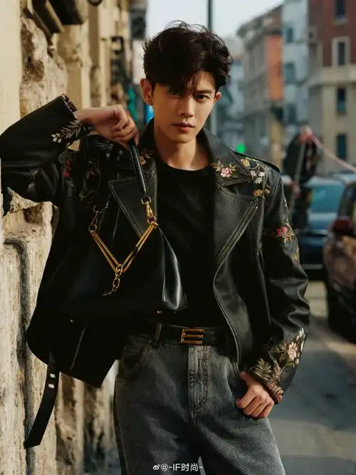 etro 造型,漫步街头随性自在,穿复古刺绣皮衣好帅气～#任嘉伦
