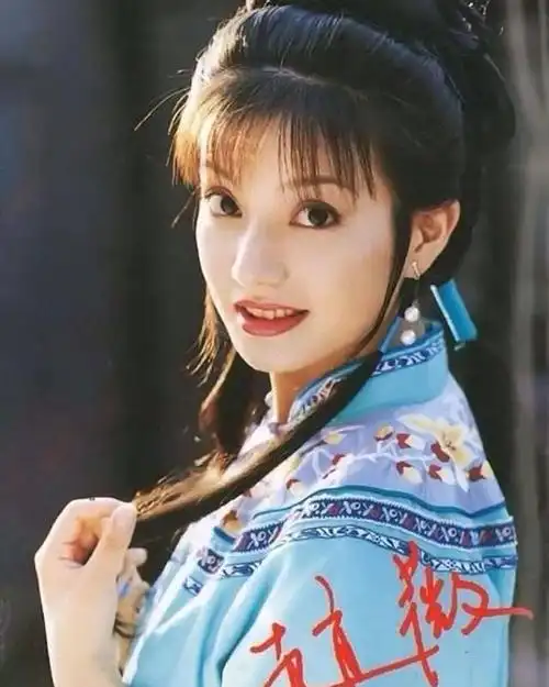 瘦下来的赵薇娇小妩媚,44岁的她走起了素人路线,却很好看