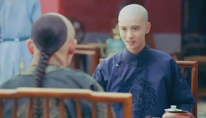 他曾在《延禧攻略》里饰演国民阿哥永琪,后来又成为《双世宠妃》里