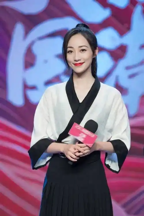 韩雪换个发型更美了!斜刘海配上高马尾,一张少女脸绝了