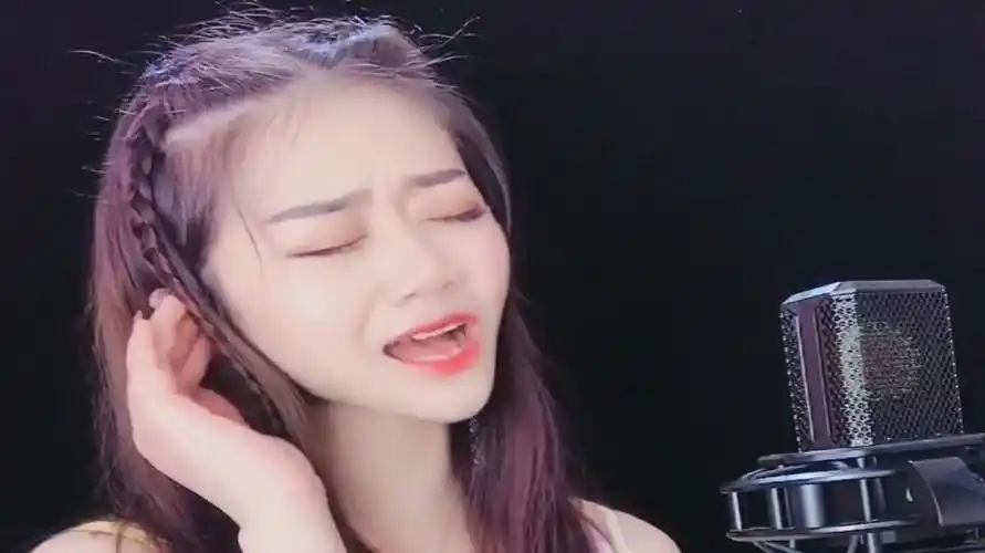 漂亮女歌手翻唱《为你而痛》,好听极了,分享给大家!