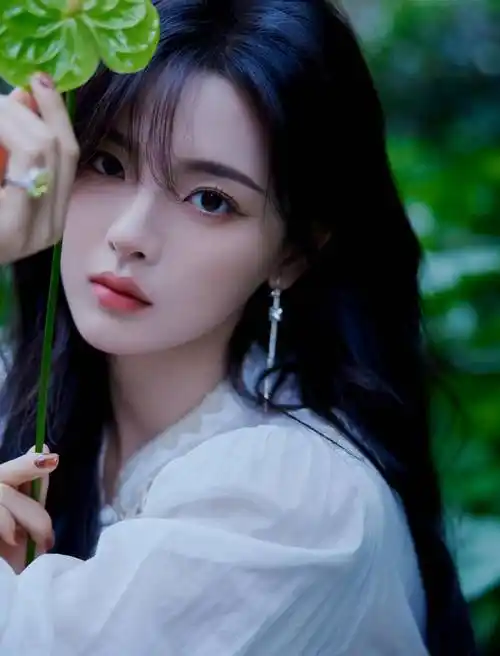 锦鲤妹妹杨超越写真:甜美可人,娇艳讨喜