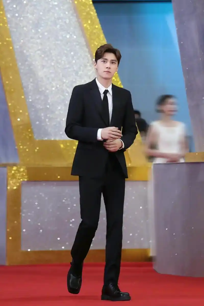 救命 真的好帅#李易峰百花奖生图 #西装杀 #李易峰 - 抖音