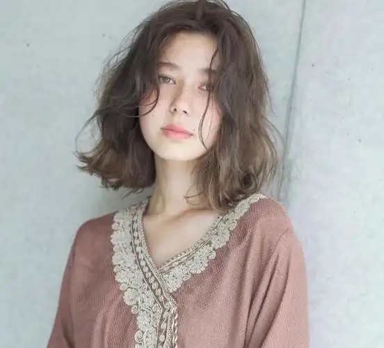 脸大什么发型好看女生(脸大的女生适合什么发型?)_捷讯网