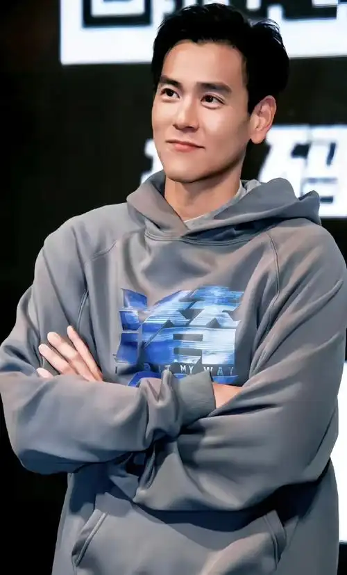 彭于晏素颜遛狗被偶遇