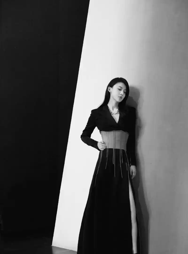 贾青西装裙冷艳写真图片