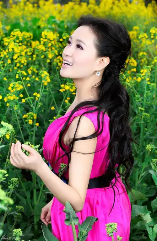 雷佳抹胸礼服写真曝光 大气优雅