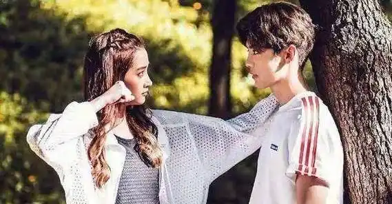 曾经不被大家看好的鹿晗和关晓彤现在甜蜜到令人羡慕