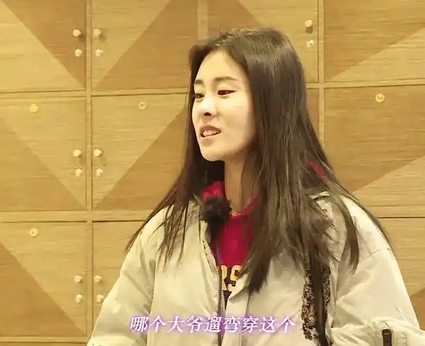 原创张碧晨穿衣服被怼像胡同的大爷她一句话反击过去看懵网友