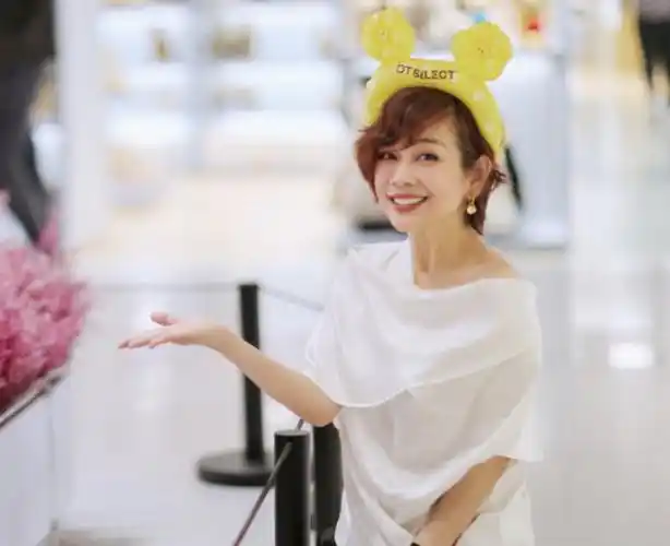 陈松伶|陈松伶近照曝光,狂瘦24斤双腿又细又长,无人再说与张铎像母子