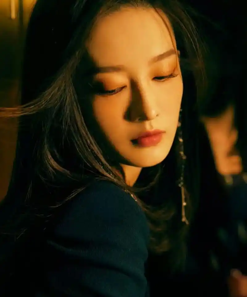 李沁# 钻链编发造型,清纯唯美的颜值,妩媚动人的婀娜身姿,纤瘦白牡哪