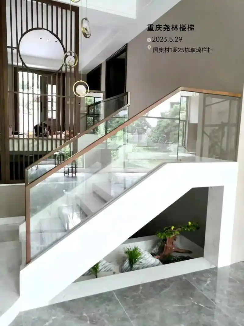玻璃楼梯扶手.国奥村一期25栋玻璃栏杆又完工一家,老小区了, - 抖音