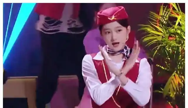 关晓彤穿空姐服唱"你叉叉",直面16岁时被黑往事,克服心理阴|空姐之歌