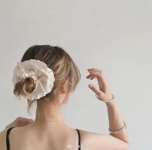 湿气满满的梅雨季9715披发乱糟糟的,根本没有发型