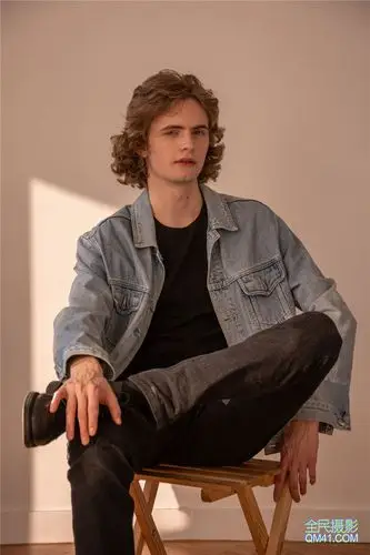 高级卷毛碧眼走秀男外模emil